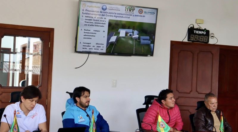 Equipo de trabajo de Fedepapa y la Gobernación de Cundinamarca están sentados en el Concejo Municipal de Villapinzón.