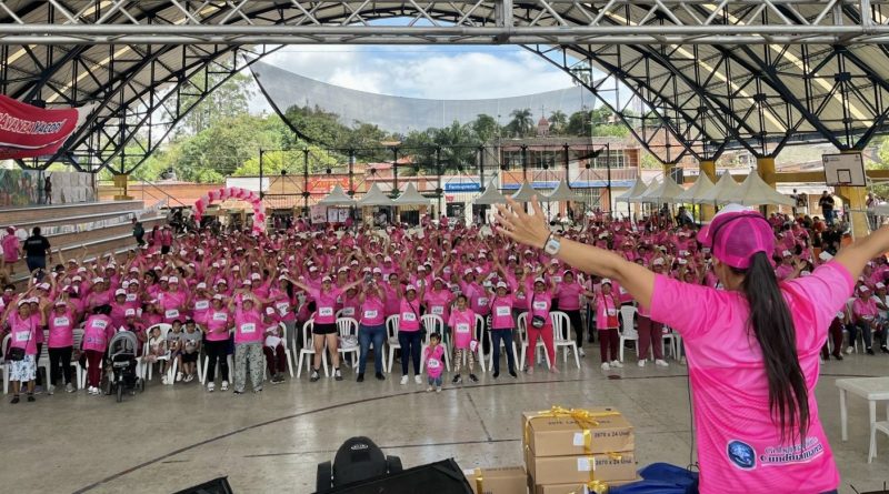 De fondo cerca de 300 mujeres vestidas de rosado, listas para salir a la carrera de la Mujer en Yacopí.