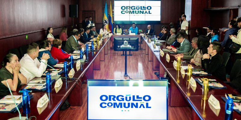 En la imagen hay 23 directivos y dignatarios comunales, haciendo una presentación al Gobernador de Cundinamarca.