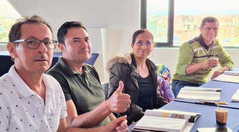 Docentes con el dedo arriba