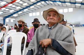 Es un campesino, adulto mayor viste ruana y lleva bastón en la mano derecha.