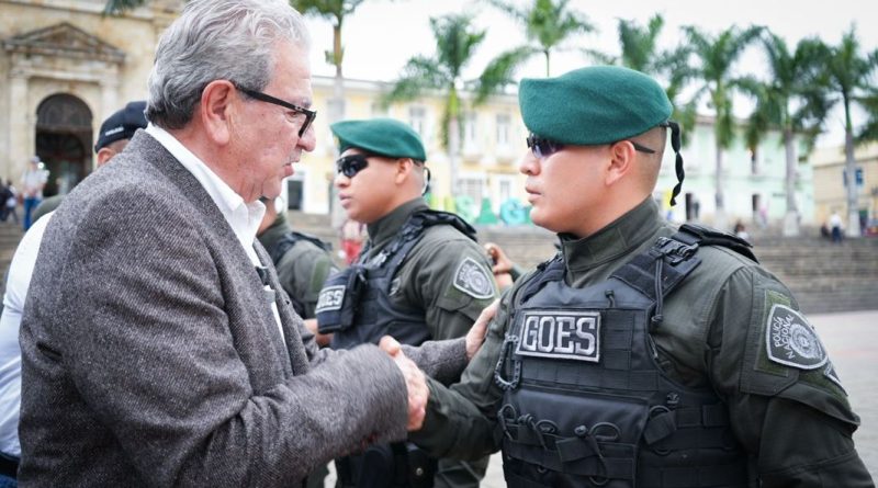 Alcalde de Fusagasugá se saluda de la mano con un agente del Grupo de Operaciones Especiales de la Policía Nacional.