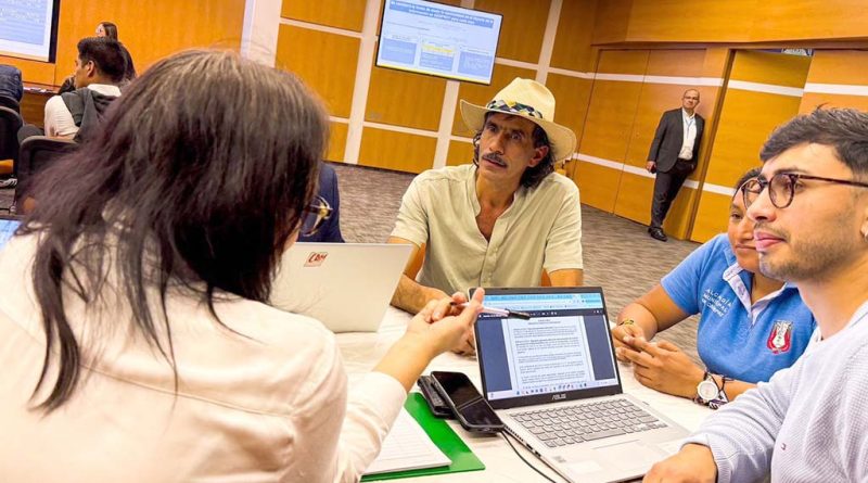 Equipo de trabajo de Gobernación y Regalías, hablando sobre los proyectos que presentaron en Llegada al Territorio.