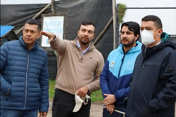 Cuatro personas entre alcalde de Subachoque y funcionarios de la Comercialización e Innovación de Cundinamarca revisando predio para el manejo de residuos sólidos.