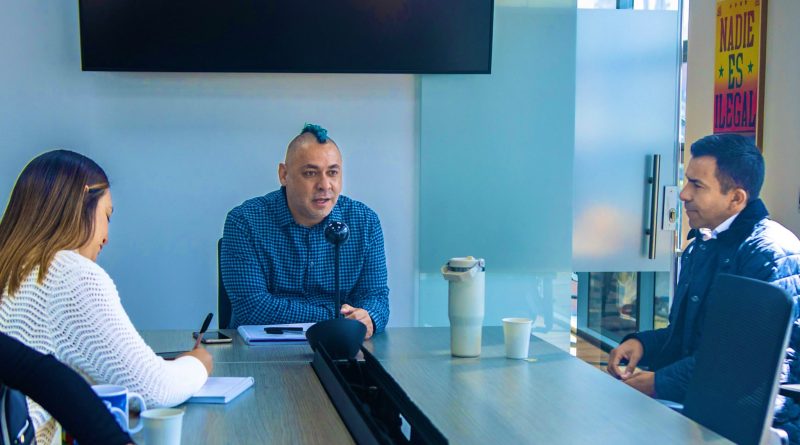 En la mesa se encuentran el Gobernador de Cundinamarca, el director de la Unidad Administrativa Especial de Alimentación Escolar y el equipo de trabajo intercambiando estrategias para brindar mejoras en el PAE