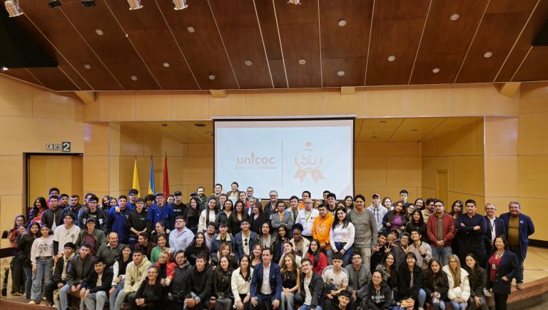 Panorámica de equipo de trabajo con el adulto mayor.