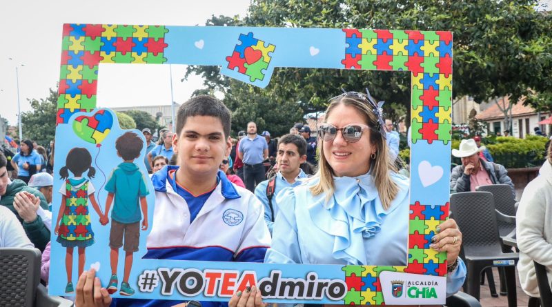 Profesora junto a un estudiante con autismo.