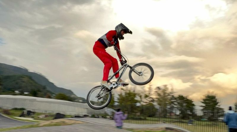 Bicicrosista realizando un salto alto.