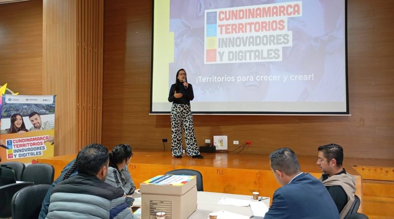 Una mujer socializando la estrategia Digital en Tenjo Cundinamarca.