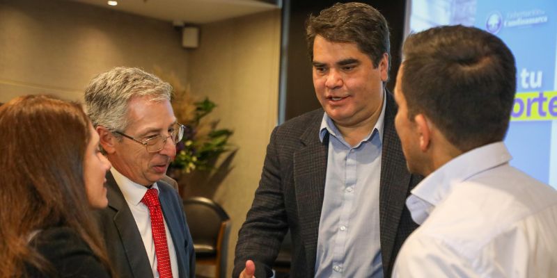 Gobernador de Cundinamarca junto a tres empresarios que donaron casas para Medina y Paratebueno.