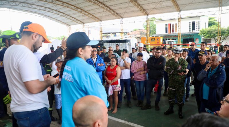 Equipo de trabajo de la Gobernación junto al alcalde de Paratebueno y Medina, brindando ayudas humanitarias.