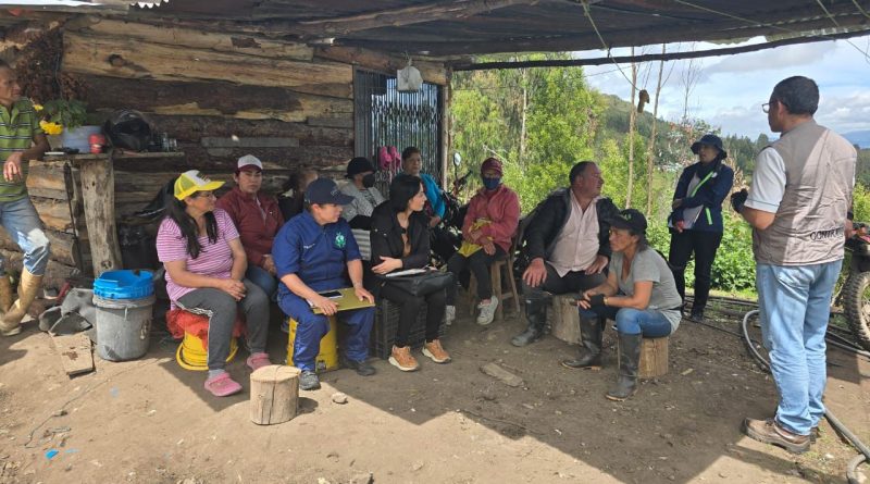 Grupo de personas de veredas de Cundinamarca atienden a la charla dictada por funcionarios de la CAR