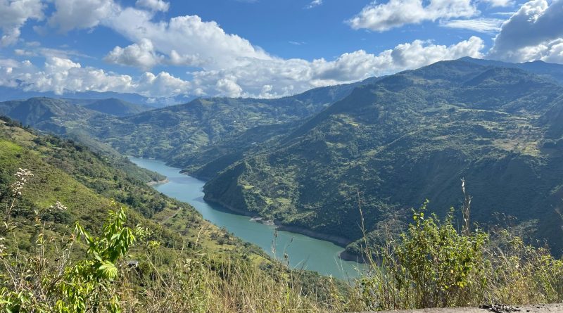 Imagen de la represa del Guavio en donde abrirán las compuertas para bajar sus caudales.