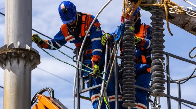 Funcionario de ENEL arreglando cables