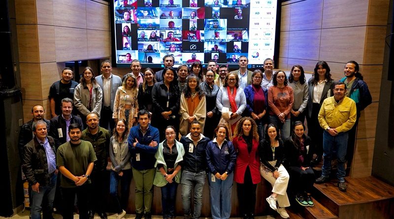 Equipo del Ministerio del Medio Ambiente celebrando la Minambiente lanza hoja de ruta para actualización de plan de felinos