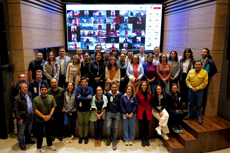 Equipo del Ministerio del Medio Ambiente celebrando la Minambiente lanza hoja de ruta para actualización de plan de felinos