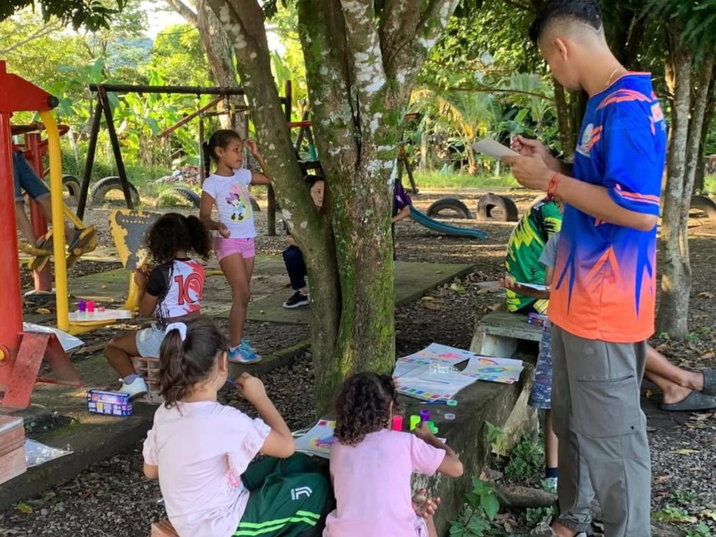 Niños de Medina y Paratebueno jugando en un patio
