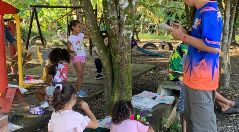 Niños de Medina y Paratebueno jugando en un patio