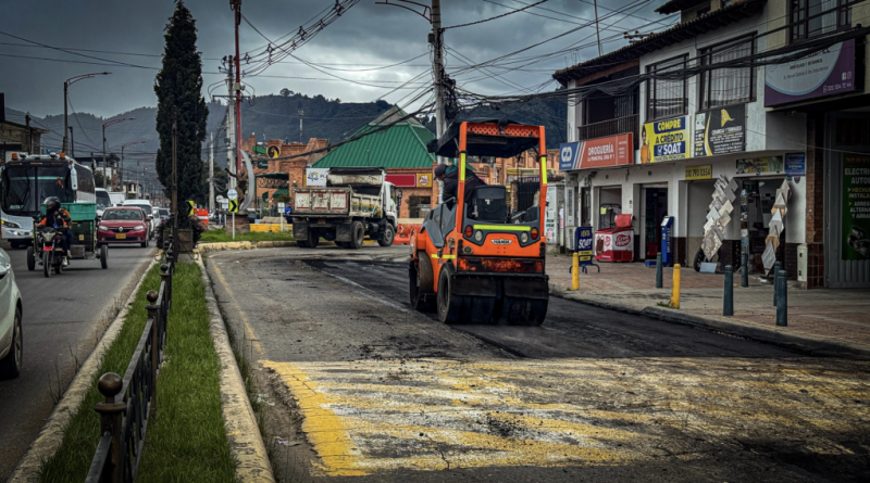 Imagen de una aplanadora en la Avenida Pradilla.