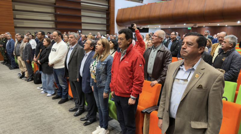 Grupo de veteranos que asistieron a la primera convención de ellos en Chía