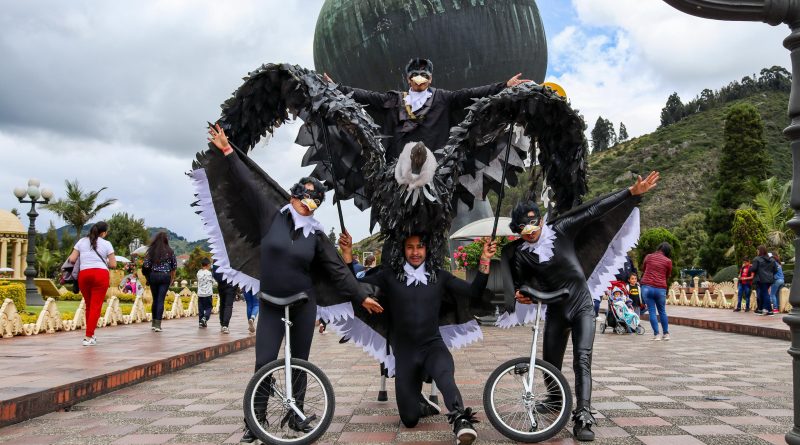 Jóvenes disfrazados del Cóndor de los Andes en el Jaime Duque
