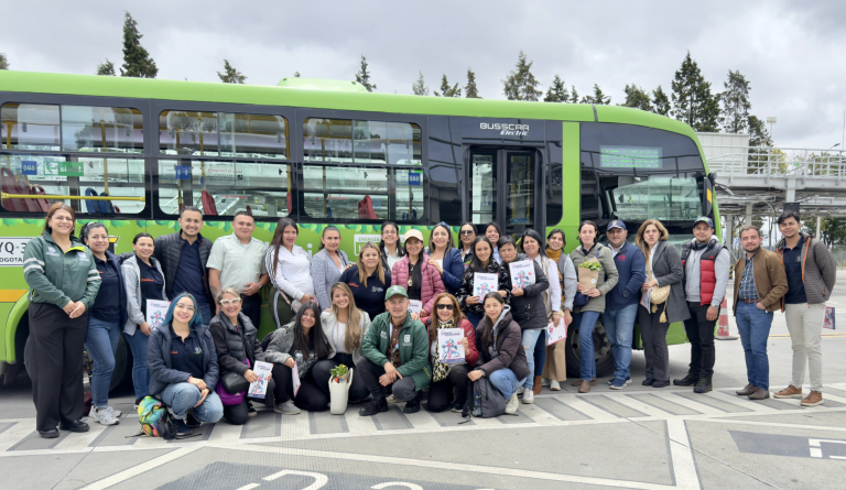 Personas habitantes de Chía posando frente a una nueva buseta adquirida por la alcaldía de Chía.