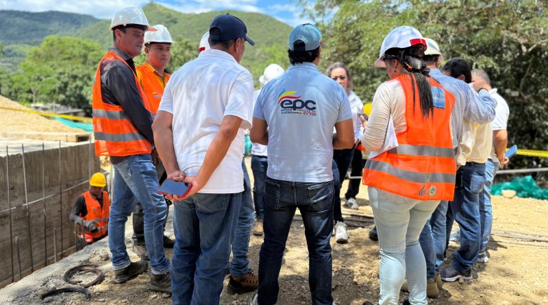 Equipo de Ingenieros de la Gobernación de Cundinamarca revisando las entradas de alcantarillado en Apulo.