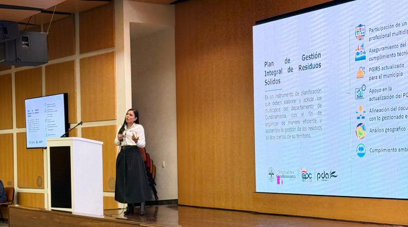 Foto de mujer en tarima hablando de presupuesto