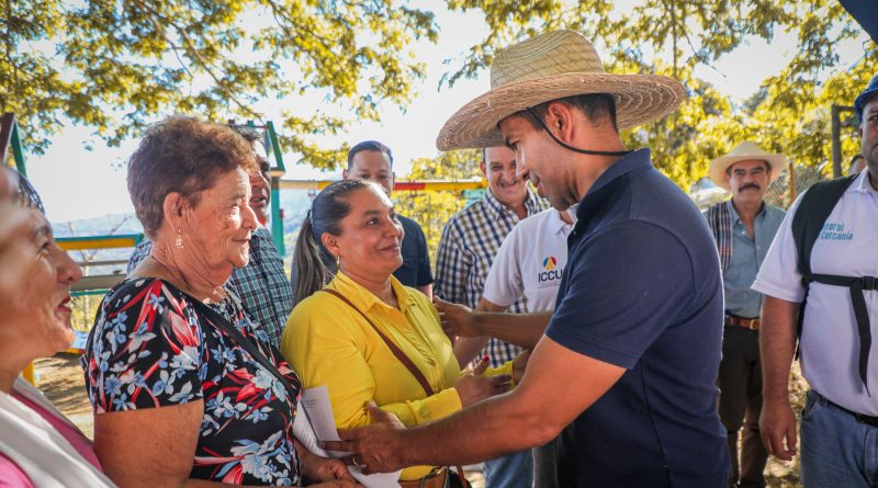 Gobernador de Cundinamarca charlando con la gente en Chaguaní