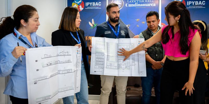 Gente con carteleras de análisis animal.
