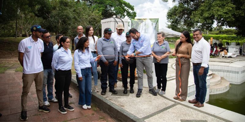 Equipos de trabajo de Anapoima cortando cinta ambiental.