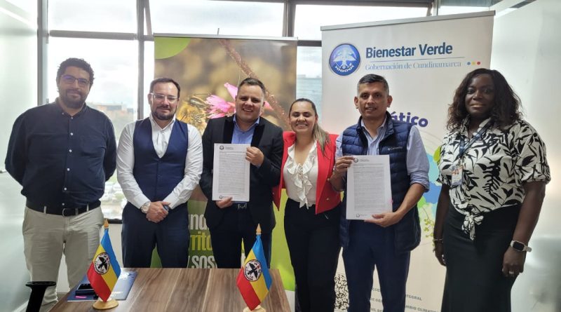 Grupo de funcionarios firmando una acta.