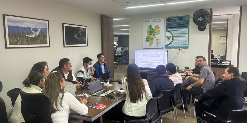 Equipo de funcionarios trabajando en torno a la seguridad de Soacha.