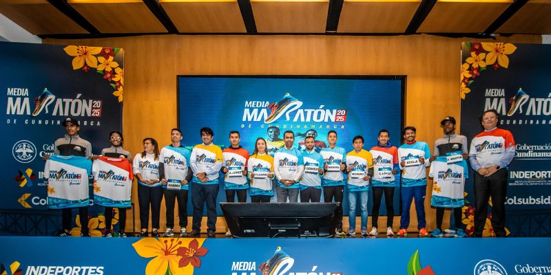 Grupo de atletas que participaran en la media maratón por Cundinamarca.