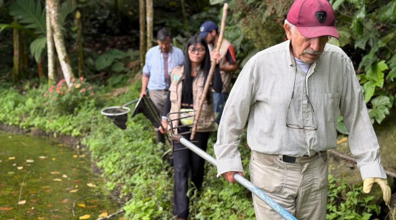 Equipo de la CAR dando vuelta a la ronda del río.