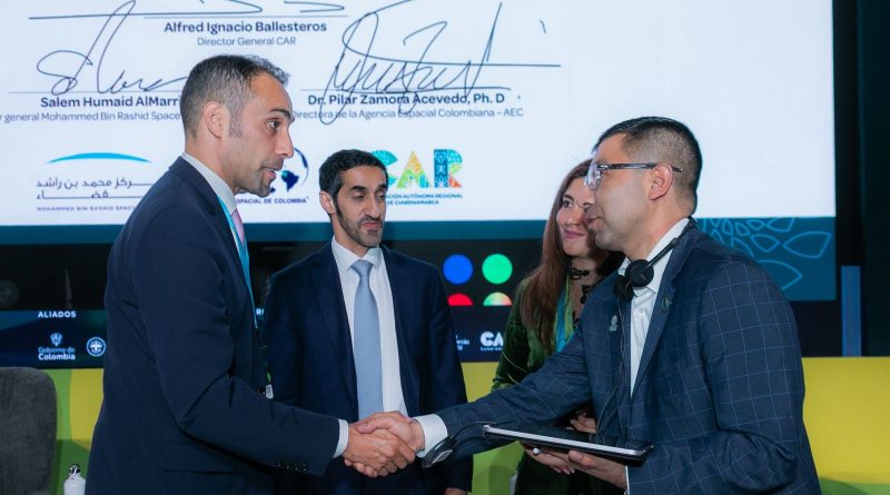 Director de la CAR da la mano a un representante internacional de medio ambiente.