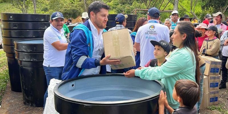 El gobernador Jorge Emilio Rey lideró la entrega de 60 tanques de agua, kits alimentarios y de aseo a las familias de la vereda Caraza, como parte del plan de respuesta a la emergencia en el kilómetro 18+600.