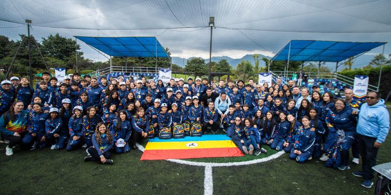 Grupo de la Gobernación que participan en juegos.