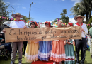 Grupo de personas con discapacidad disfrazadas de artistas campesinos.