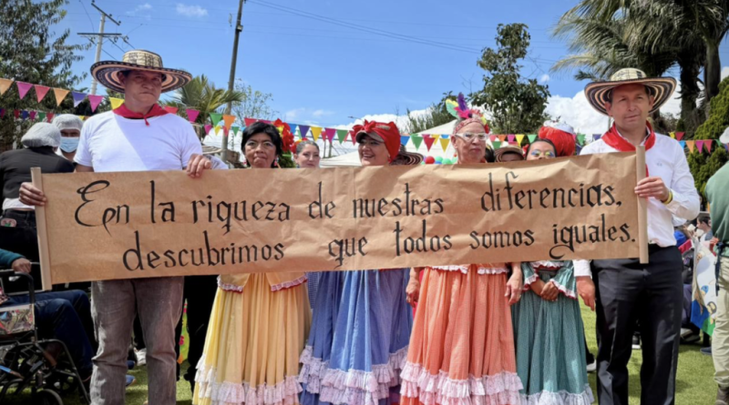 Grupo de personas con discapacidad disfrazadas de artistas campesinos.