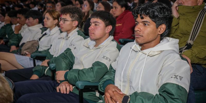 Grupo de estudiantes de colegio público de Cundinamarca.