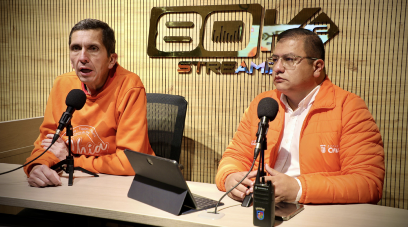 Leonardo Donoso alcalde de Chía hablando de las vías.