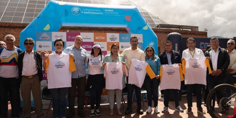 Grupo de personas con la inscripción a Pedaleando por un sueño.