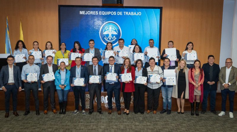 Grupo de personas en la Gobernación reciben un premio