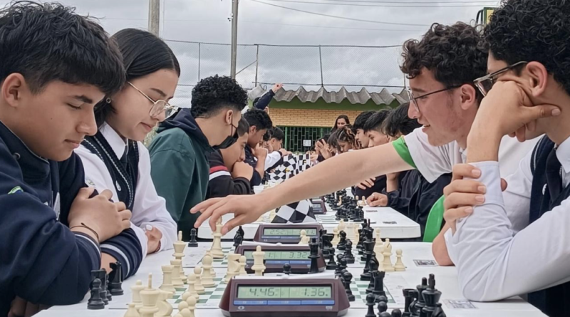 Torneo de ajedrez y varios niños jugando.