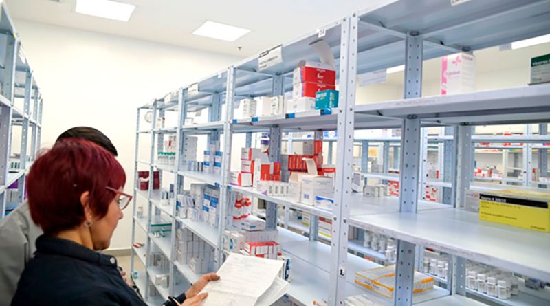 Imagen de farmaceuta contando medicamentos.