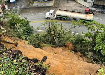 Imagen de camión atrapado en el derrumbe vía al Llano.
