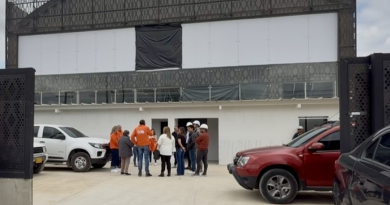 Imagen del alcalde de Chía con funcionarios de la secretaria de Salud.