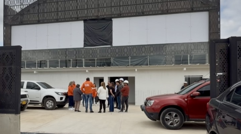 Imagen del alcalde de Chía con funcionarios de la secretaria de Salud.