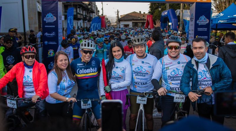 Foto de ciclistas de dos rutas oficiales.